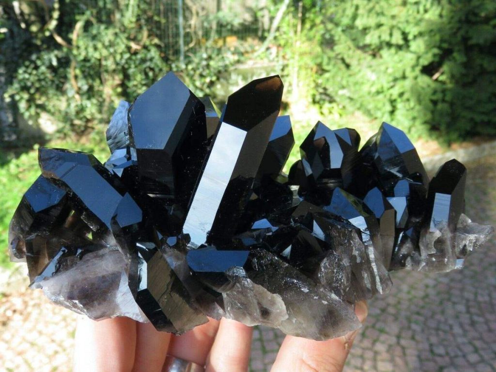 Understanding the Market: Why Black Crystals are Gaining Popularity