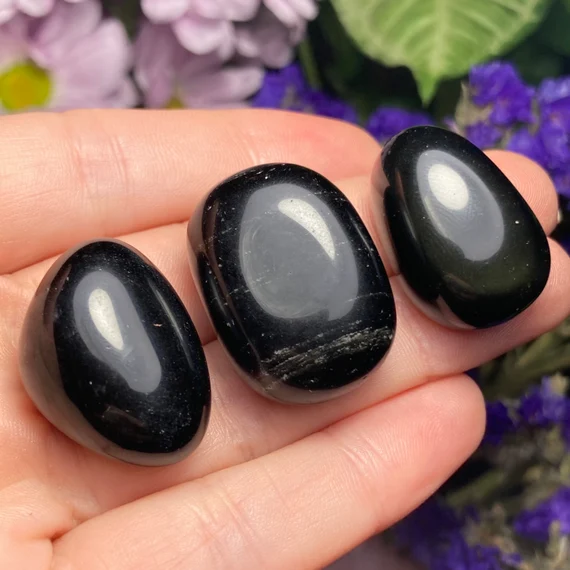 Key Differences Between Black Obsidian and Hematite