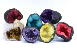 Examples of dyed crystals and natural crystals for comparison